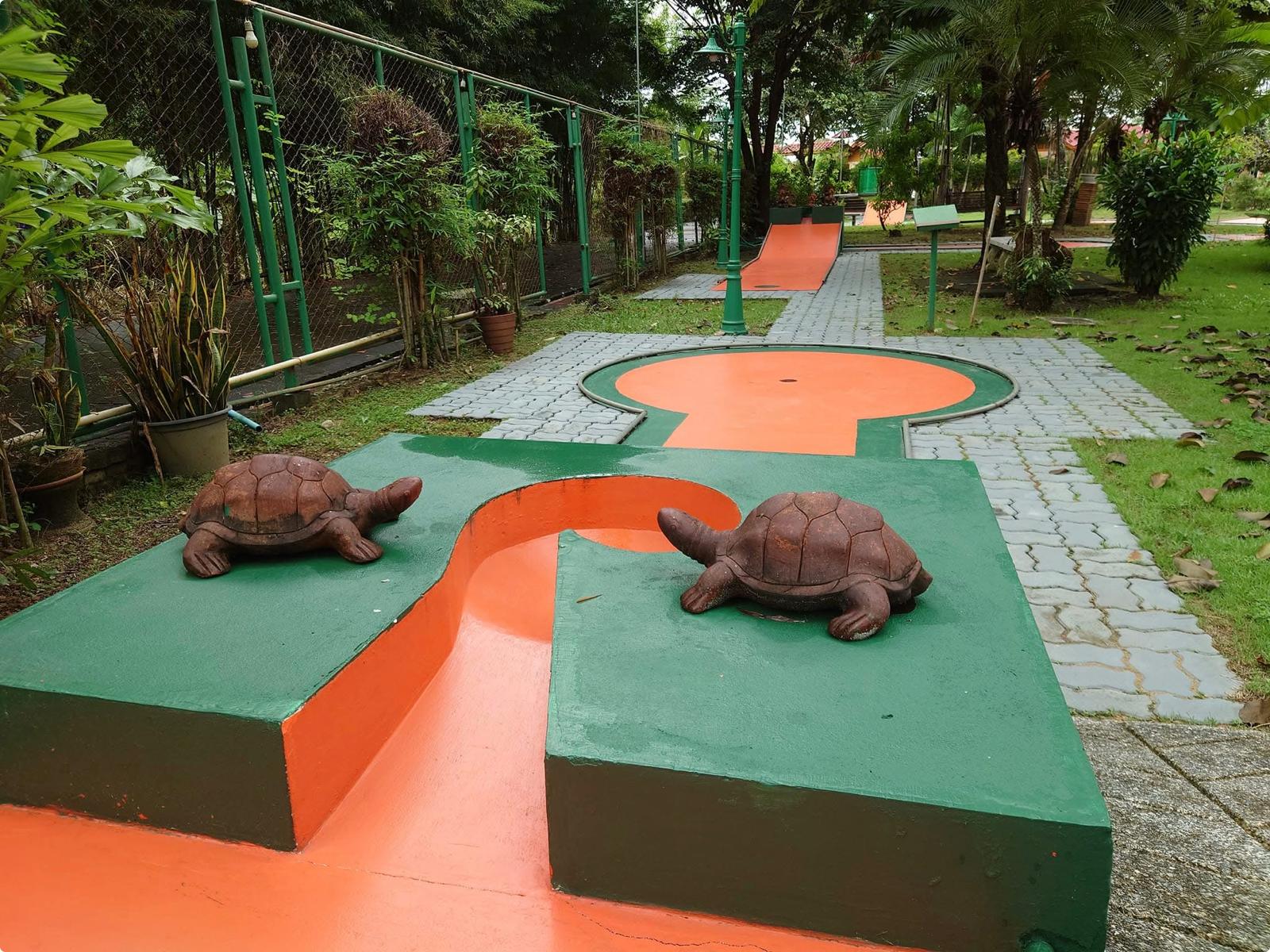 Bahn 3 der Minigolf-Anlage in Chiang Mai mit zwei Schildkrötenfiguren