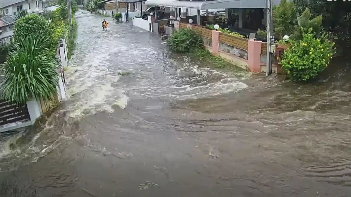 Hochwasser flutet Häuser in Rayong (Video)