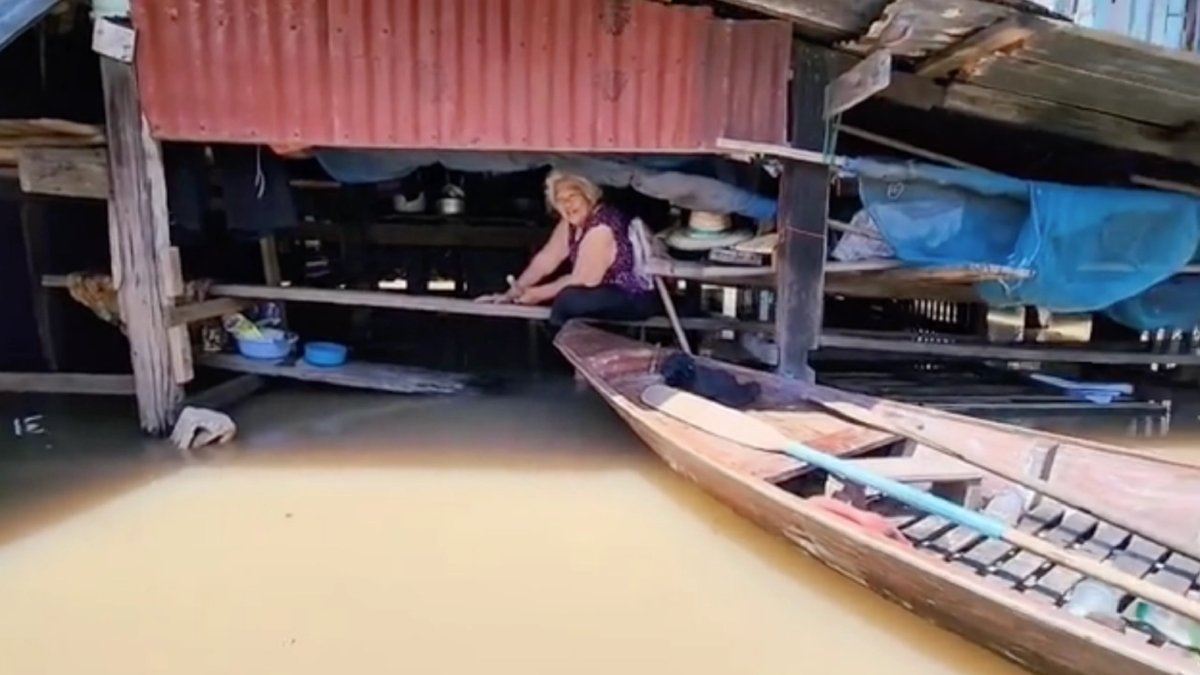 Hochwasser in Ayutthaya: Häuser meterhoch unter Wasser