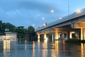 Noch immer Kampf gegen gigantische Wassermassen