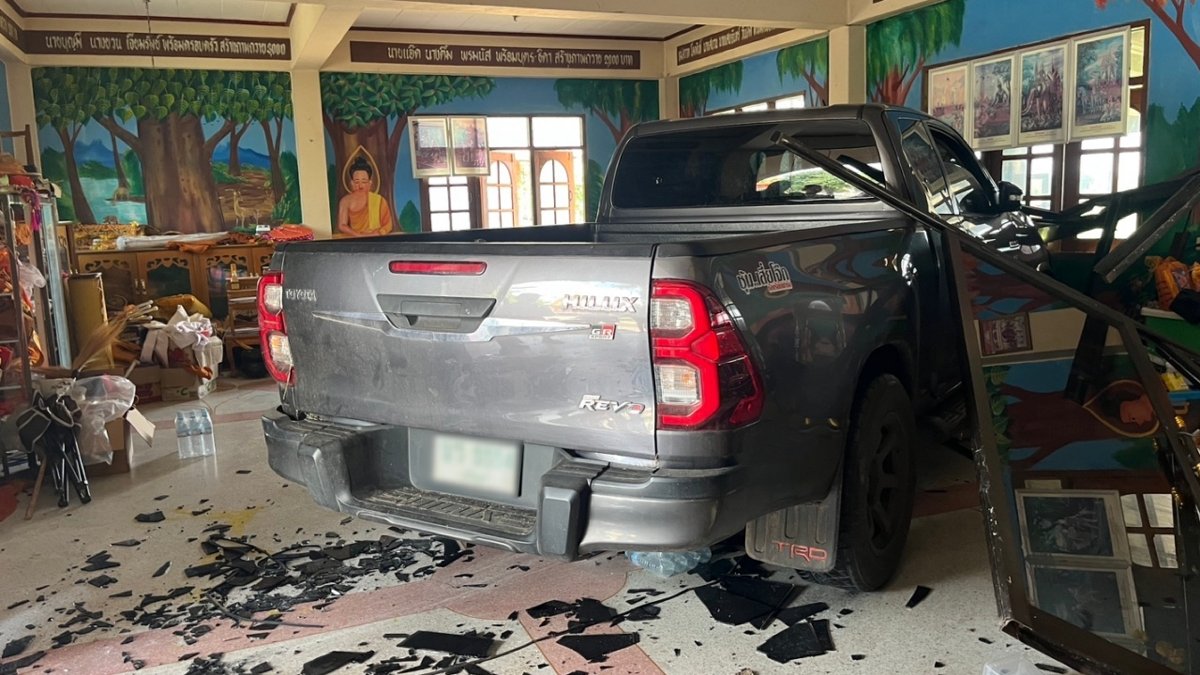 Geister-Auto kracht in Tempel