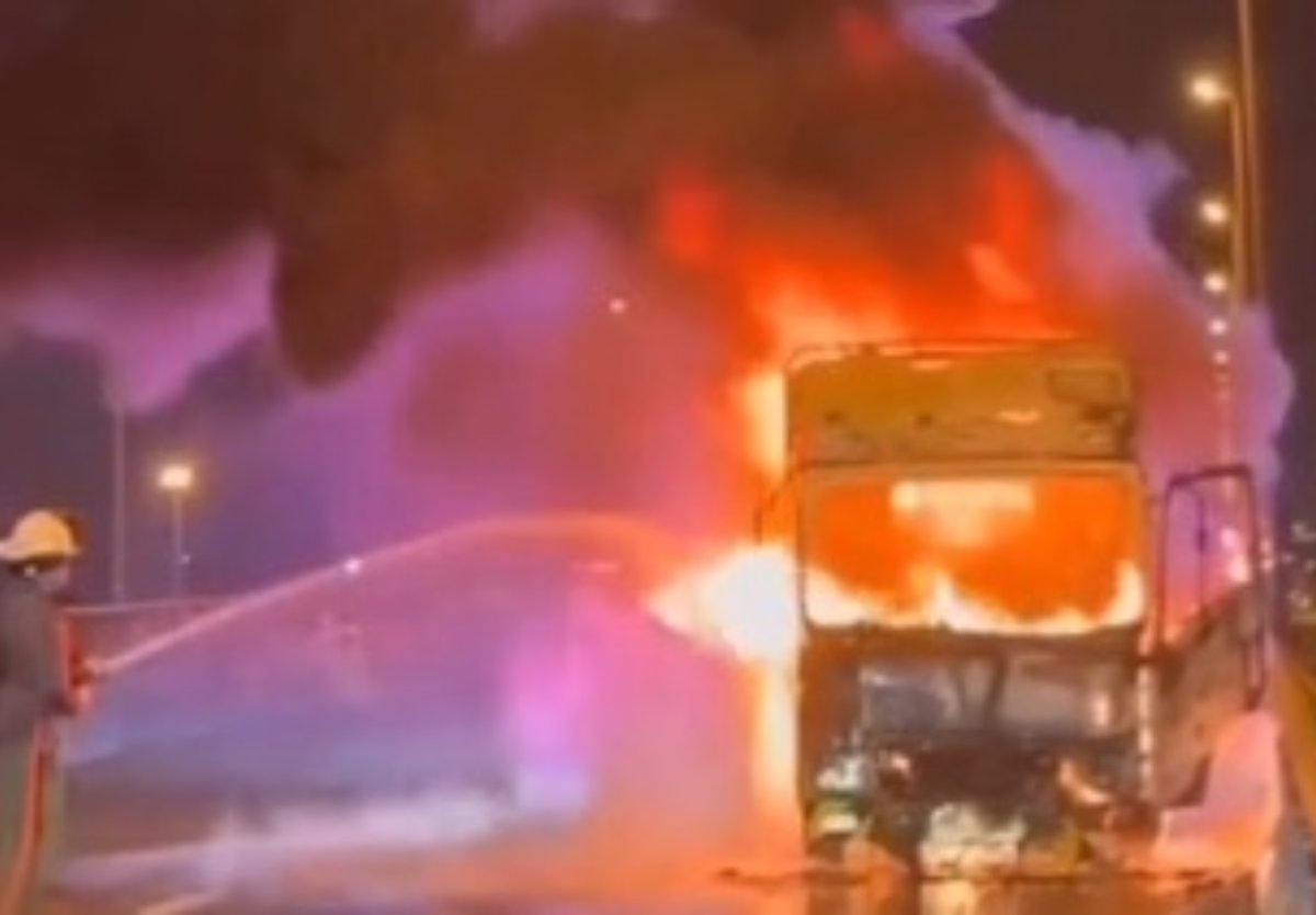 Fünf Verletzte bei Lkw-Brand auf Hochstraße