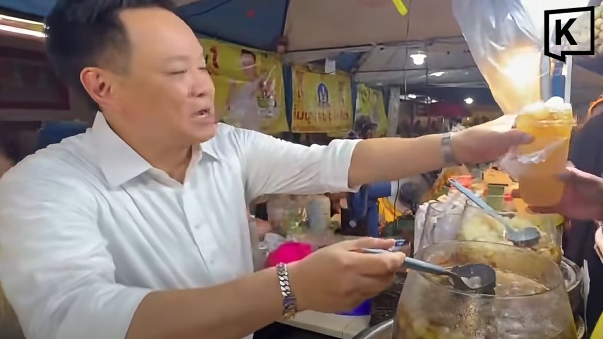 Anutin schenkt Touristen in Bangkok Longan-Saft aus (Video)