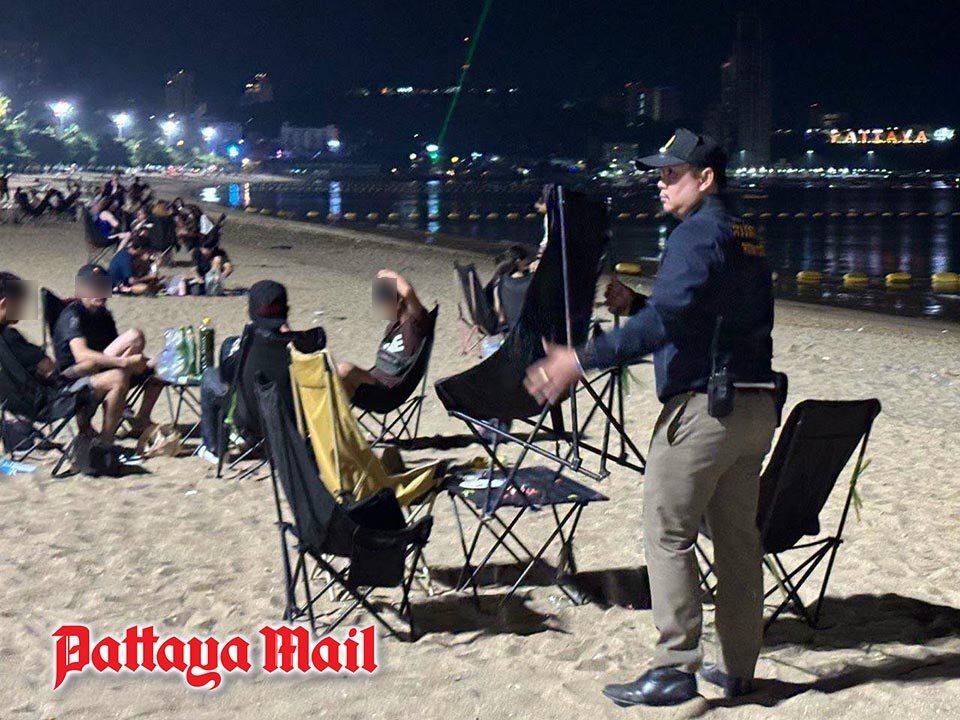 Mietstühle und Matten am Strand kassiert