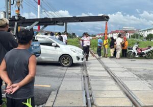 Motorradfahrer stirbt an Bahnübergang in Nong Prue
