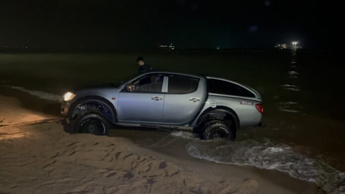 Blamage! Mit dem Pickup in die steigende Flut (Video)