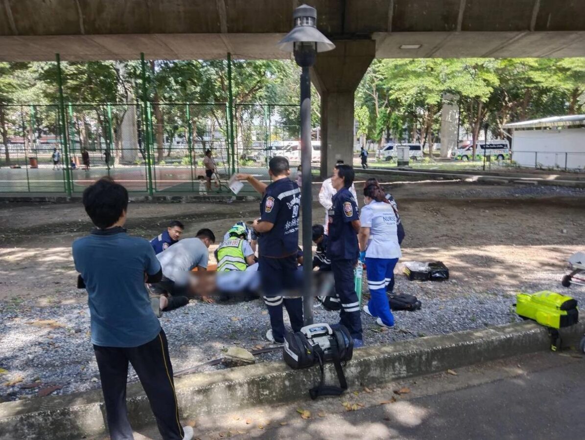 Einsatzkräfte im Park unterhalb des Si-Rat-Expressways in Bangkok