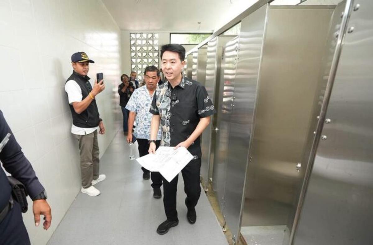 Öffentliches Toilettengebäude an der Bali Hai Pier in Pattaya während der Sanierung