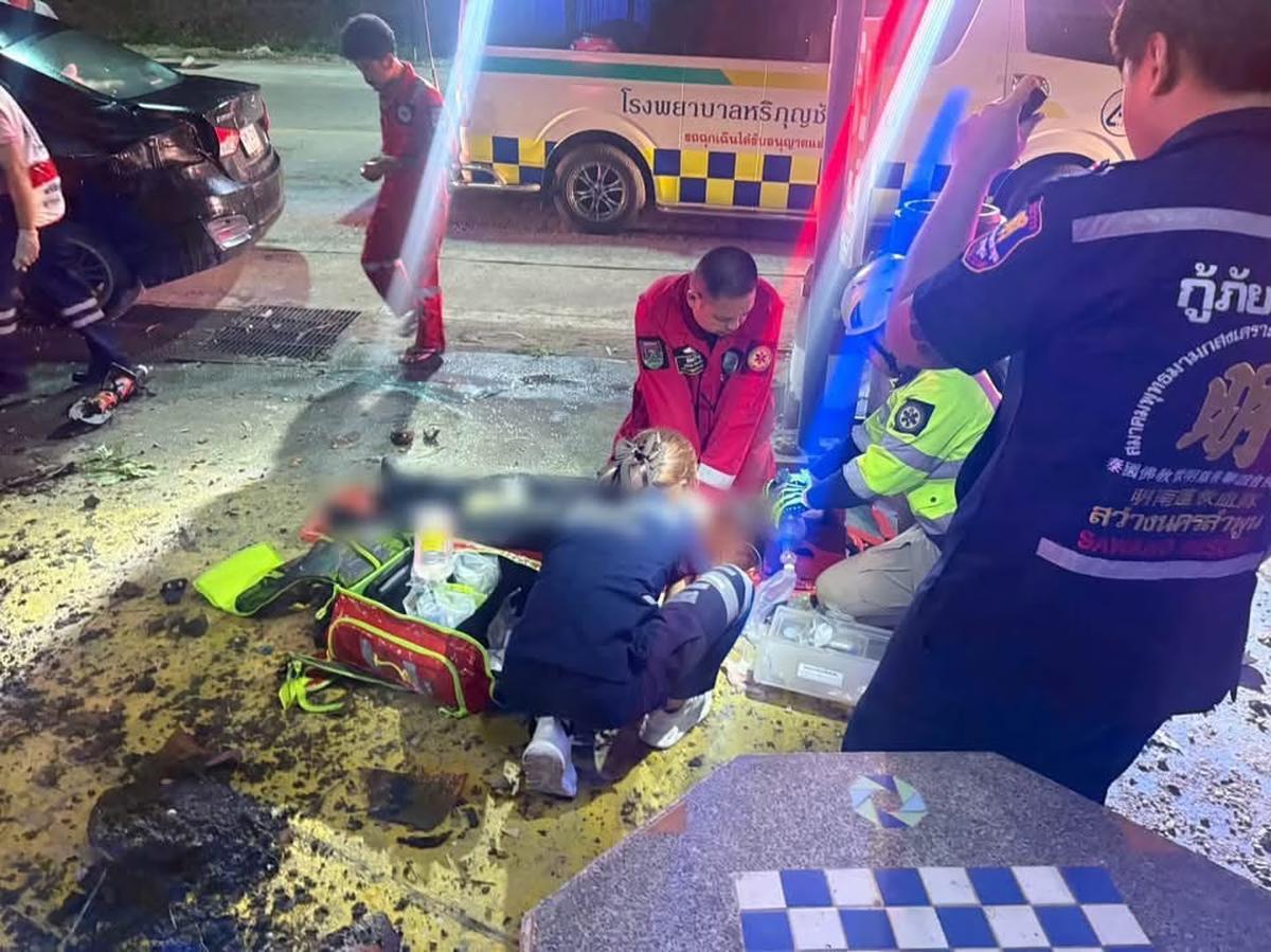 Tod im Wrack: Autofahrerin prallt in Lamphun gegen Strommast