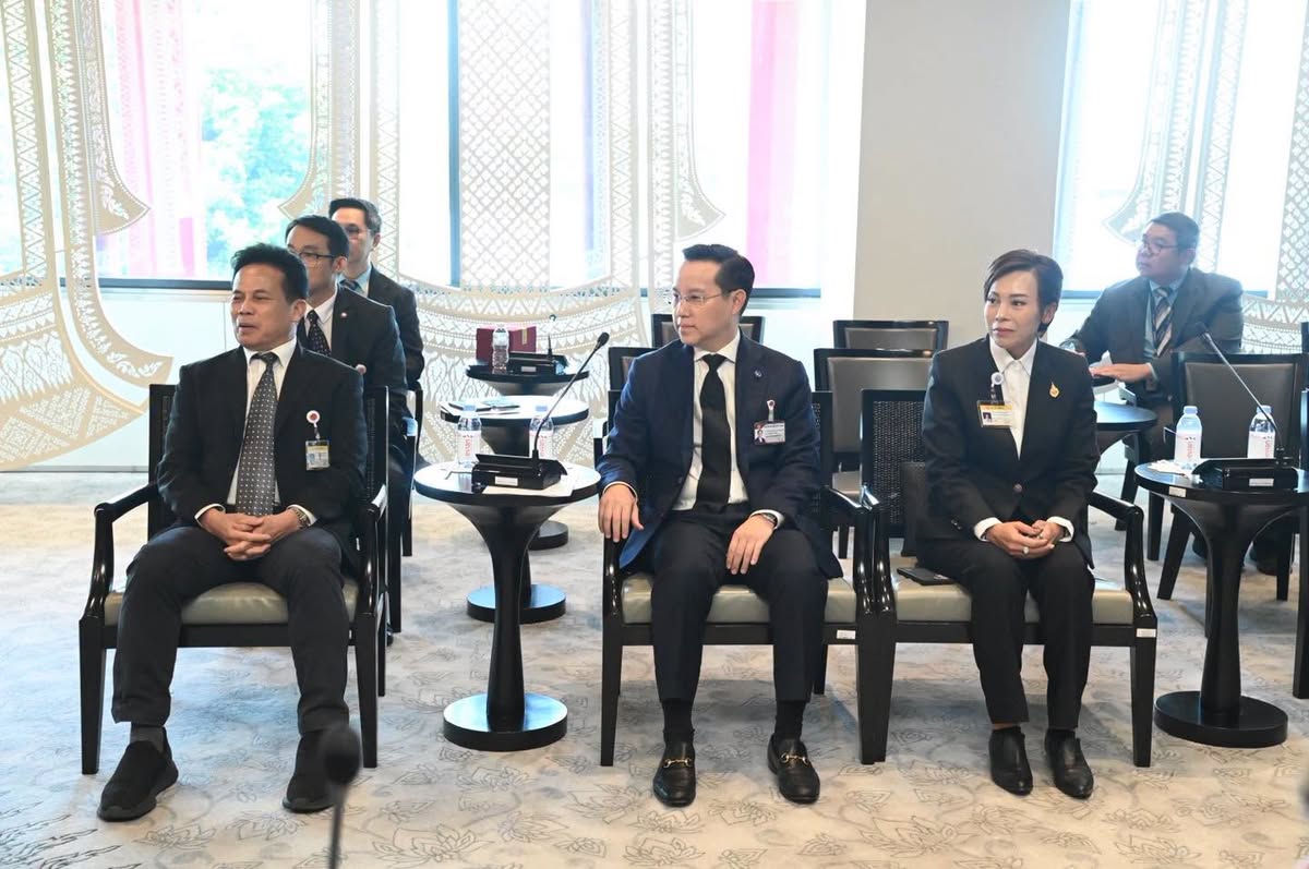 Drei Teilnehmer der thailändischen Seite sitzen nebeneinander in einem Besprechungsraum